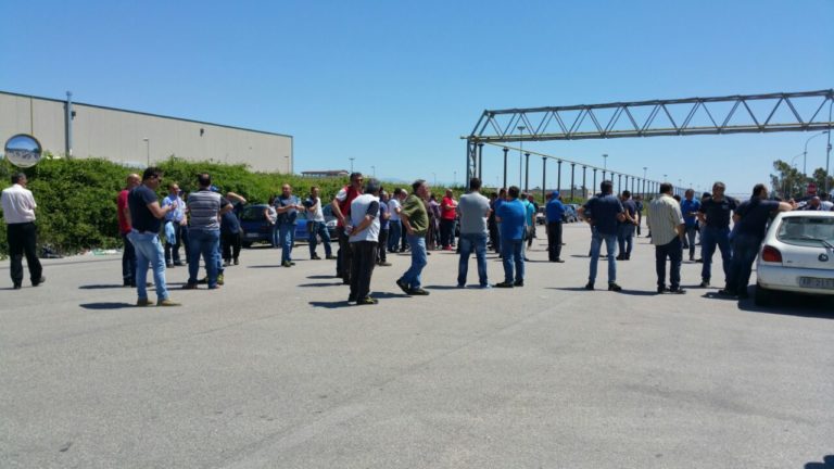 Chiusura Indesit Carinaro, attesa per il vertice al Mise: sciopero di due ore al via. Bloccata l’Appia FOTO E VIDEO