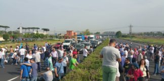 Esplode la rabbia degli operai Indesit, occupata l’autostrada FOTO E VIDEO