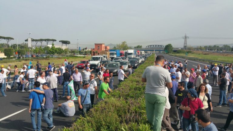 Esplode la rabbia degli operai Indesit,  occupata l’autostrada  FOTO E VIDEO
