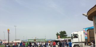 Chiusura Indesit Carinaro, blocco stradale in zona Asi in attesa di notizie da Roma