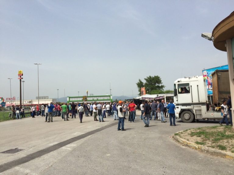 Chiusura Indesit Carinaro, blocco stradale in zona Asi in attesa di notizie da Roma