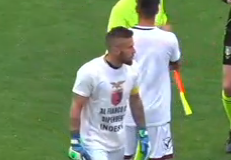 Casertana in campo con una maglia per i lavoratori Indesit