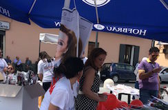 Regionali Campania, Maria Rosaria Madonna in piazza a Casal di Principe consegna rose alle mamme