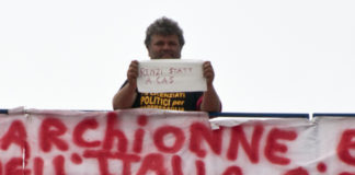 Napoli: disoccupato su gru senza acqua ne cibo, movimenti accusano forze dell’ordine