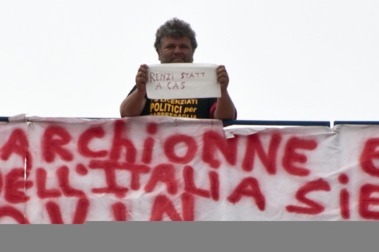 Napoli: disoccupato su gru senza acqua ne cibo, movimenti accusano forze dell’ordine