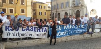 Chiusura Indesit Carinaro, lavoratori all’esterno di Montecitorio in attesa del tavolo di trattativa