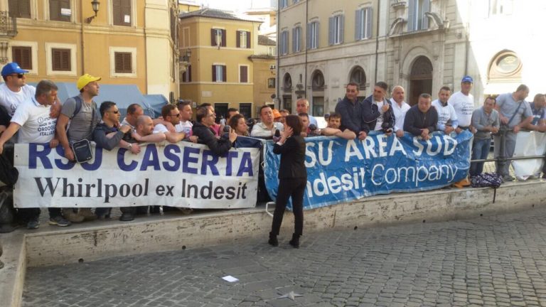 Chiusura Indesit Carinaro, lavoratori all’esterno di Montecitorio in attesa del tavolo di trattativa