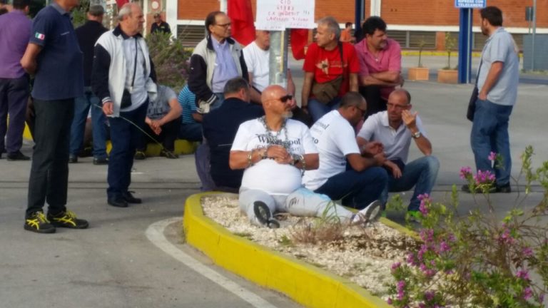 Vertenza Whirlpool-Indesit, operaio si incatena all’esterno dello stabilimento FOTO E VIDEO