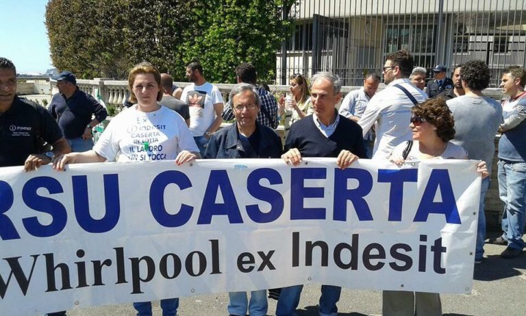 Chiusura Indesit Carinaro, presidio al consolato Usa a Napoli