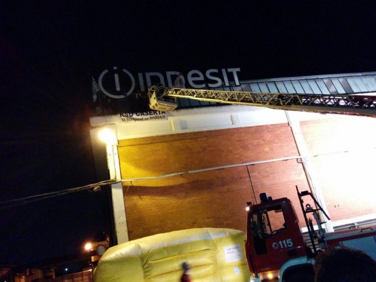 Chiusura Indesit Carinaro, operaio sul tetto colto da malore, pompieri lo riportano a terra FOTO E VIDEO