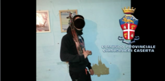 Giocavano a emulare terroristi, foto imbracciando un kalashnikov: sei ai domiciliari