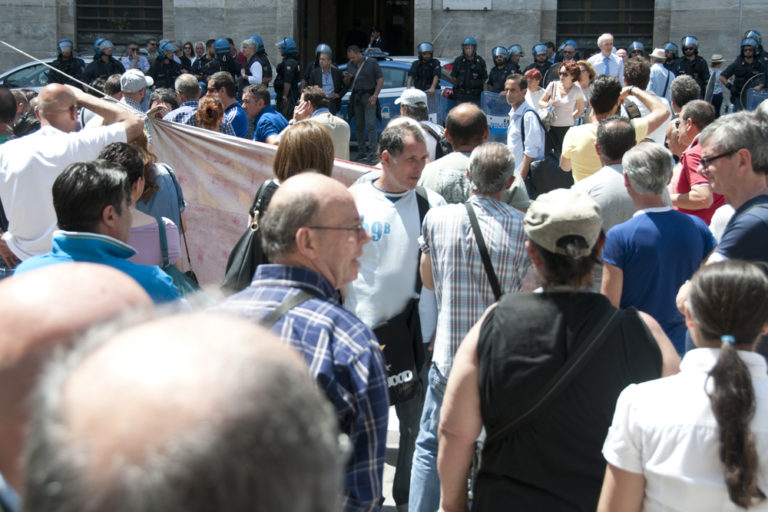 Napoli: Precari Bros ancora in piazza, tensioni e scontri davanti alla Prefettura FOTO E VIDEO