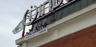 Chiusura Indesit Carinaro, operai su cornicione stabilimento FOTO E VIDEO