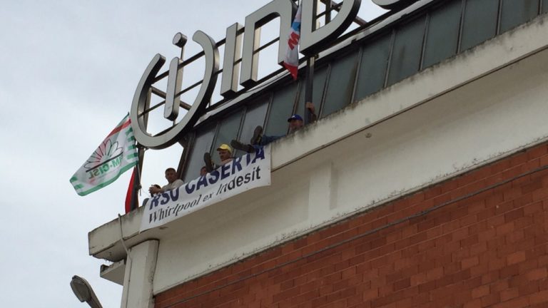 Chiusura Indesit Carinaro, operai su cornicione stabilimento FOTO E VIDEO