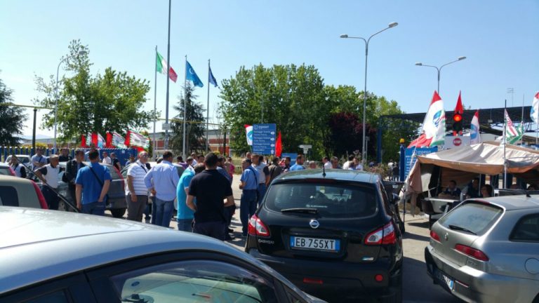 Chiusura Indesit Carinaro: inizia una nuova settimana di passione e lotta per gli operai