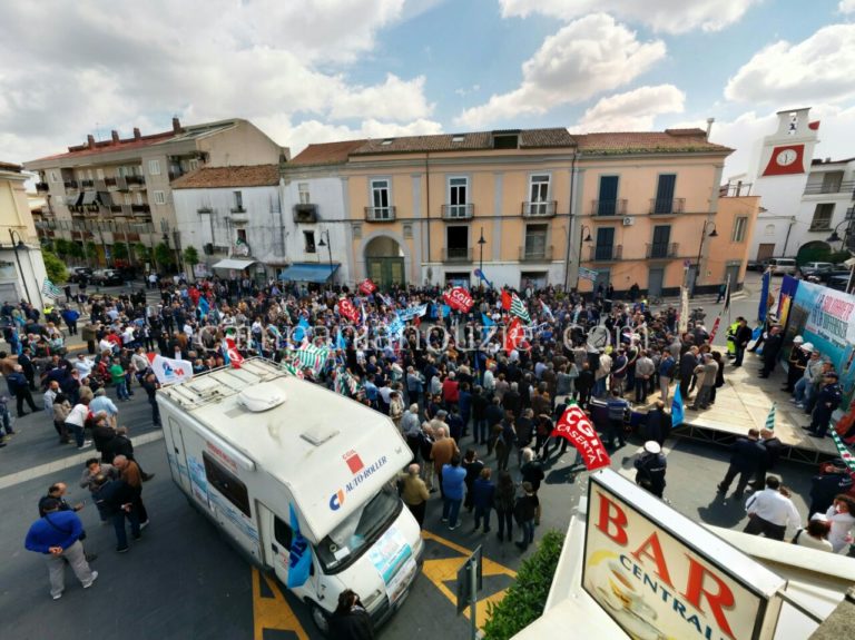 Primo Maggio a Carinaro: un migliaio in piazza in solidarietà con gli operai Indesit FOTO E VIDEO