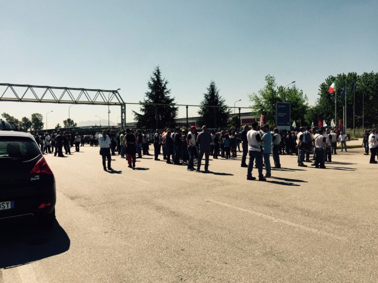 Chiusura Indesit Carinaro: due ore di sciopero per ogni turno, proseguono presidio e picchetti FOTO E VIDEO