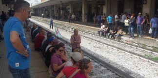 Chiusura stabilimento Carinaro, lavoratori ex Indesit in corteo a Caserta. Occupata la stazione