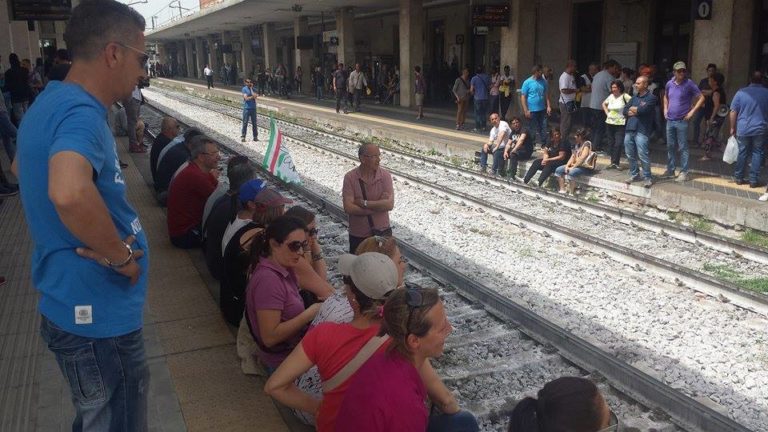 Chiusura stabilimento Carinaro, lavoratori ex Indesit in corteo a Caserta. Occupata la stazione