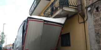 Aversa: camion si incastra sotto un balcone in via Porta San Giovanni LA FOTO