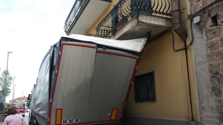 Aversa: camion si incastra sotto un balcone in via Porta San Giovanni LA FOTO