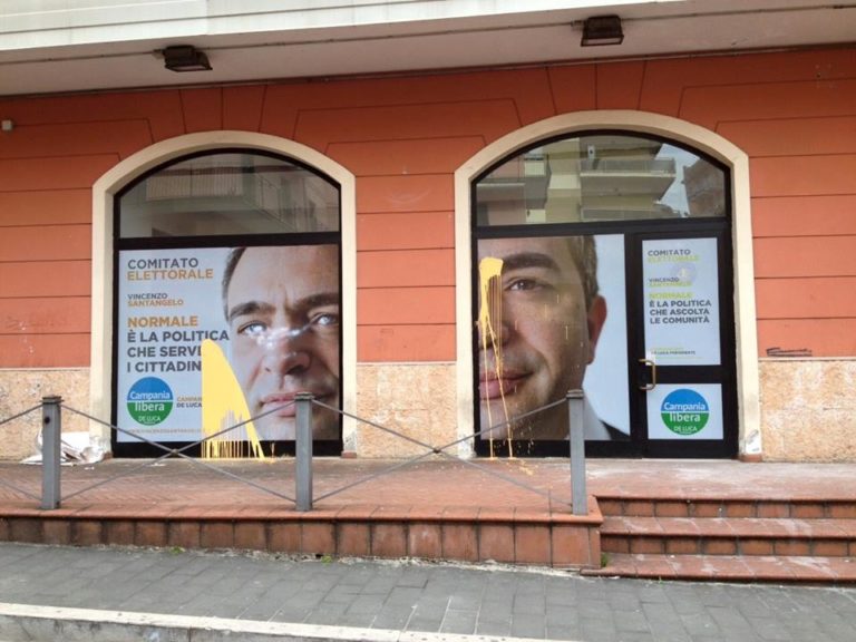 Maddaloni, vandalizzato il comitato elettorale di Vincenzo Santangelo: “Idioti che rovinano città”