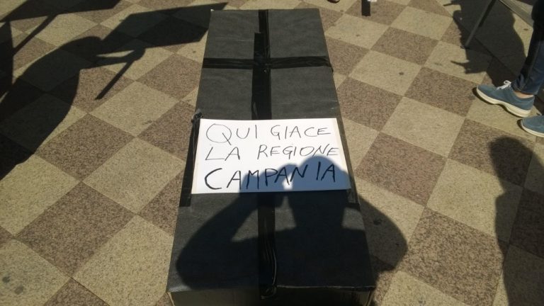 Napoli: Una bara fuori dal consiglio regionale, Movimento 5 Stelle e realtà di base in presidio per la legalità FOTO