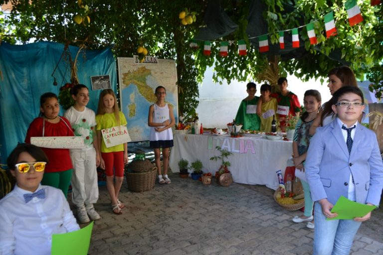 Casapesenna: mini Expo alimentare, studenti protagonisti FOTO