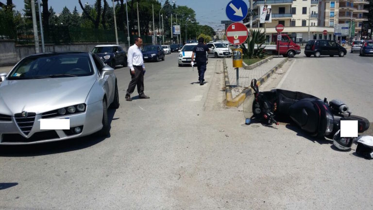 Aversa: auto tampona ciclomotore, marito e moglie in ospedale FOTO