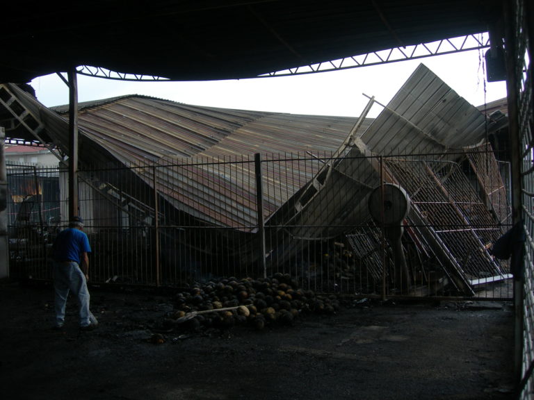Aversa:  mercato ortofrutticolo in fiamme per un corto circuito, danni a 4 piazzole. Struttura resta aperta