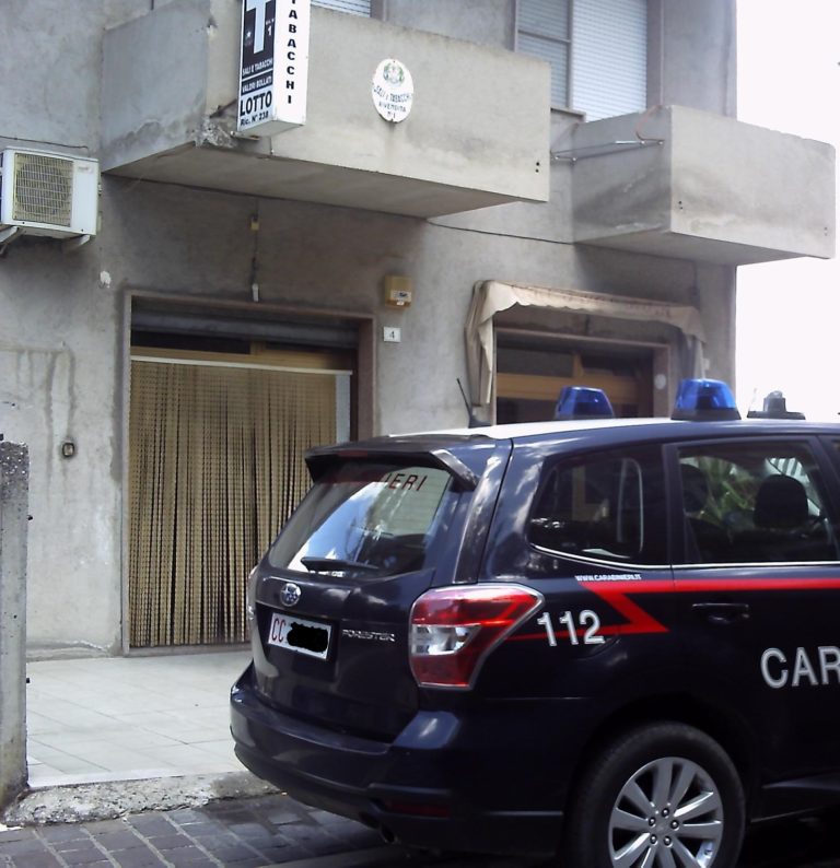 Montecalvo Irpino: tenta rapina in tabaccheria, ma il proprietario reagisce e lo mette in fuga. Denunciato