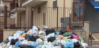 VIDEO Orta di Atella invasa dai rifiuti: “montagne” di immondizia in strada e davanti alle case