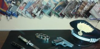 In auto con una pistola, due coltelli e un tirapugni: 25enne irpino in manette