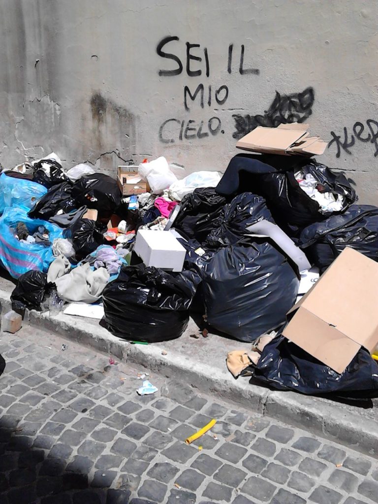 Aversa: Santa Maria a Piazza deturpata dalla spazzatura, anche Google fotografa lo scempio FOTO