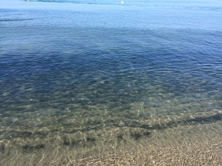 Litorale Domizio: i lidi postano le foto dell’acqua trasparente