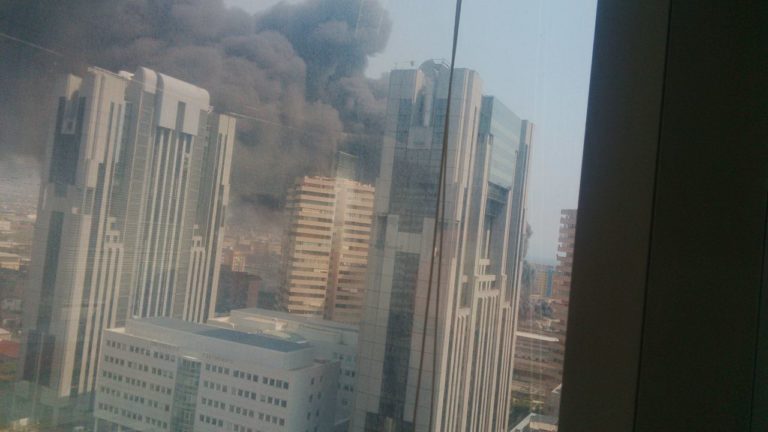 FOTO ESCLUSIVE Spaventoso incendio a Napoli, alte colonne di fumo. Centro direzionale avvolto da nube nera