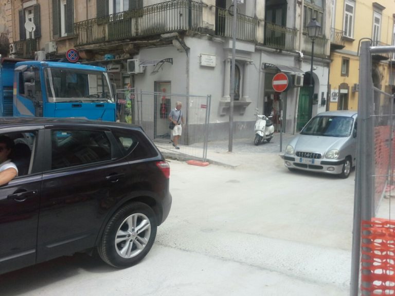 Aversa: Sagliocco riapre al transito incroci via Roma, auto tra protezioni cantiere