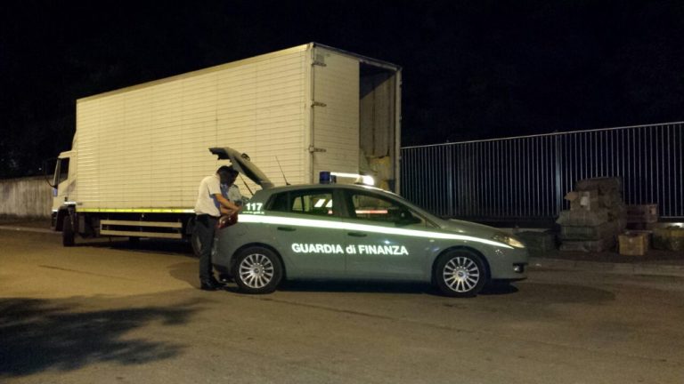 Caserta: Gdf sequestra diecimila articoli privi del marchio Ce