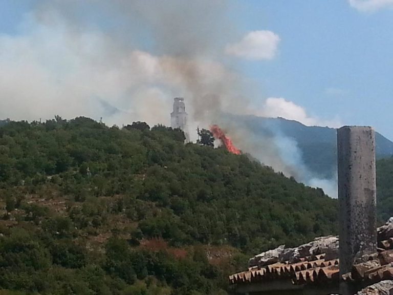 FOTO Piedimonte Matese: incendio nei pressi del convento Santa Maria Occorrevole, appiccato da un piromane