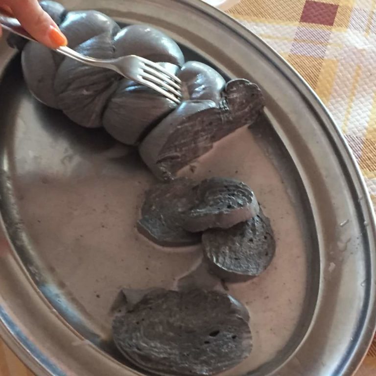 Mozzarella di bufala nera prodotta nel Casertano: fare molta attenzione, è anche più buona di quella bianca