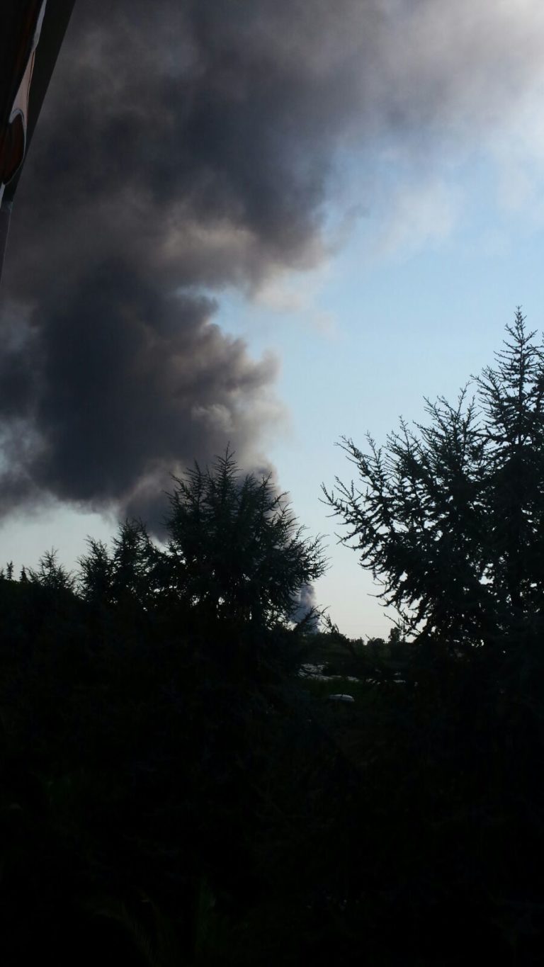 VIDEO – Giugliano: incendio a Casacelle, 4 pompieri feriti in esplosione