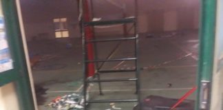 FOTO ESCLUSIVE Aversa: banditi danno fuoco alla palestra della scuola media “Pascoli”