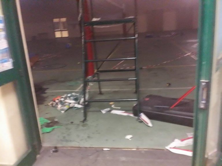 FOTO ESCLUSIVE Aversa: banditi danno fuoco alla palestra della scuola media “Pascoli”