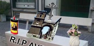 Aversa: nuovo arredo urbano in via Roma, ironia su Facebook