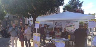 Cesa, gazebo dei 5 Stelle: volantini e mozioni, nel mirino Guida e la sua maggioranza