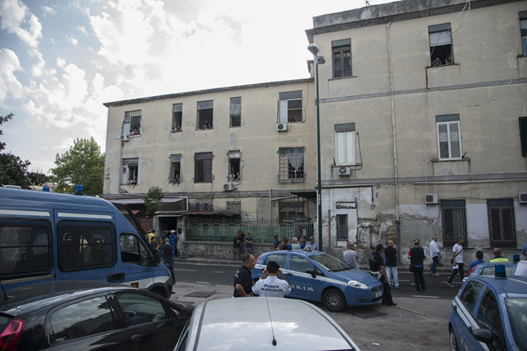 VIDEO Napoli: tentativo di sgombero a Ponticelli, le famiglie: “Noi da qui non ce ne andiamo”