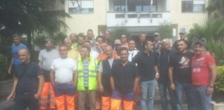 FOTO Orta di Atella: protesta davanti al municipio dei lavoratori raccolta rifiuti, senza stipendio da 3 mesi