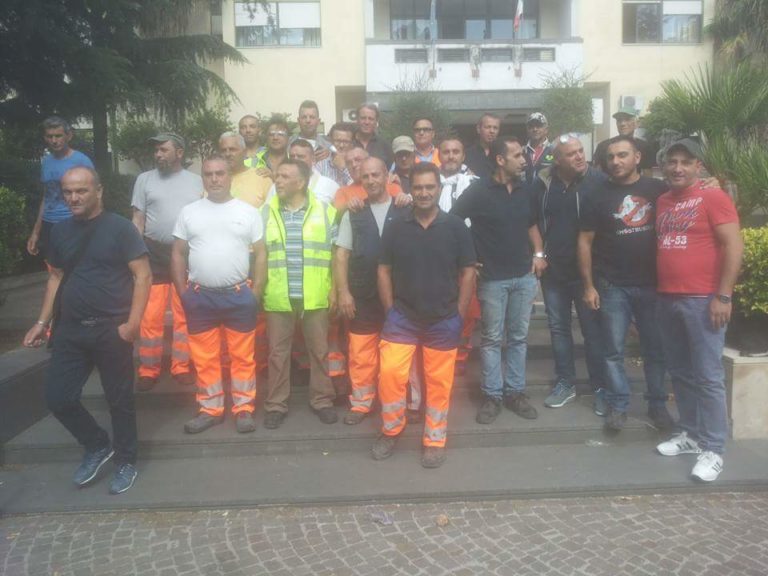 FOTO Orta di Atella: protesta davanti al municipio dei lavoratori raccolta rifiuti, senza stipendio da 3 mesi