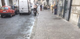 Aversa: ‘sparito’ il nuovo arredo urbano in via Roma FOTO