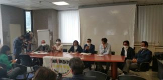 FOTO Legge sulla “fiducia” in consiglio regionale Campania, i 5 Stelle si imbavagliano: De Luca è un monarca